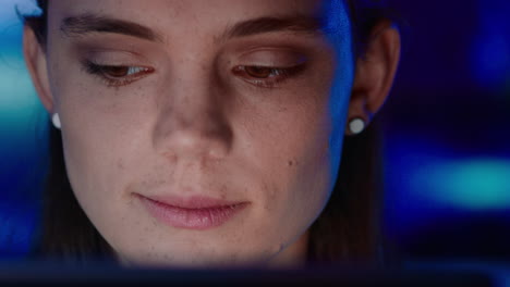 retrato de cerca hermosa mujer de negocios usando la computadora trabajando hasta tarde navegando en línea mirando la pantalla disfrutando de la conexión a internet