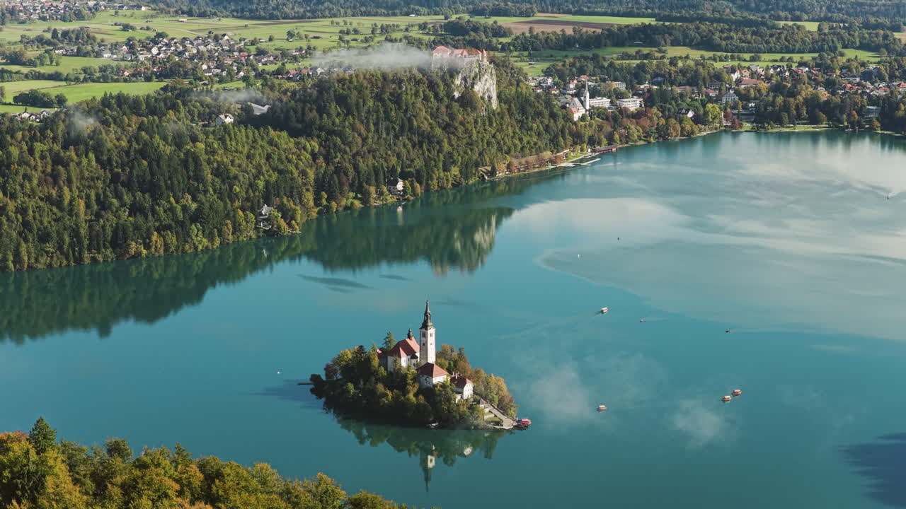Vista aerea della chiesa sull'isola di Bleiski Otok, autunno al lago di Bled, Slovenia