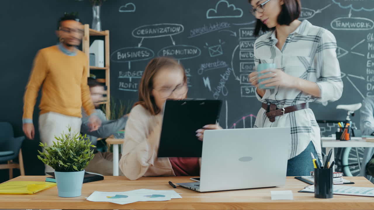 colaboración en equipo en una oficina moderna