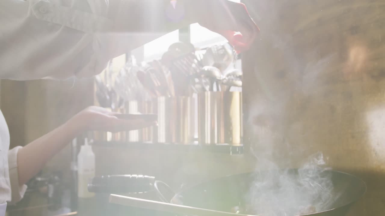 Chef che aggiunge sale sulle verdure