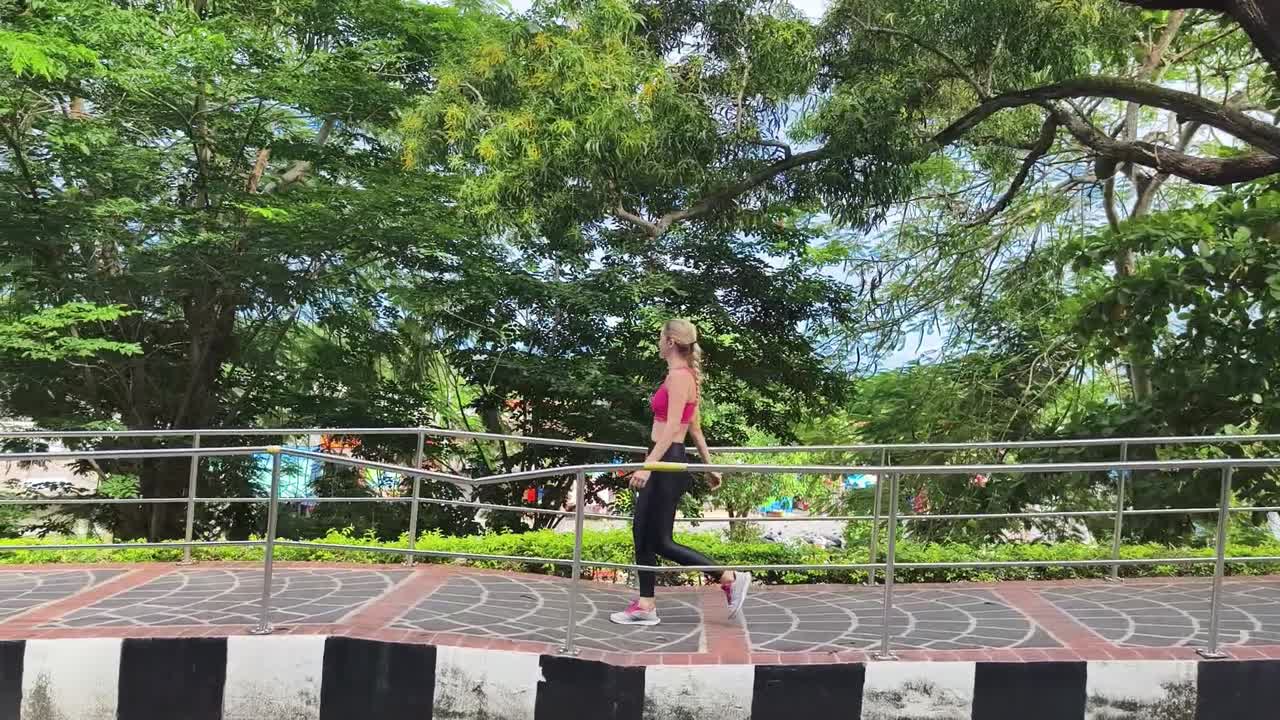 공원에서 고 있는 여자