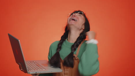 mujer feliz trabajando en una computadora portátil ganando la lotería, celebrando el éxito, compras en línea