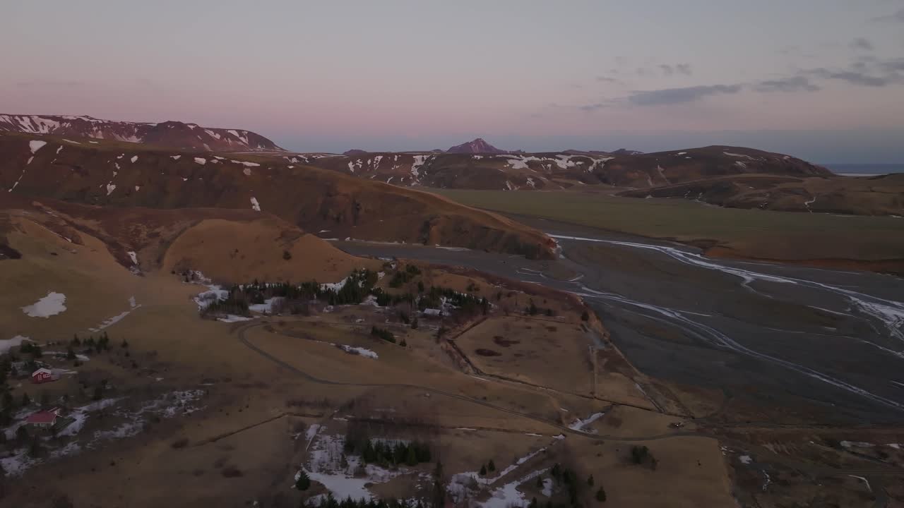 panorama de islandia con grandes montañas interminables durante la hora azul, vista de avión no tripulado