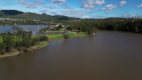 Oxenford,-Gold-Coast,-4.-Januar-2024-–-Luftaufnahmen-Des-Coomera-River,-Der-Sich-Dem-Damm-Nähert,-Mit-Zurückgehendem-Hochwasser-Der-Januarstürme