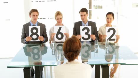 panel de entrevista que mantiene sus marcas para el solicitante