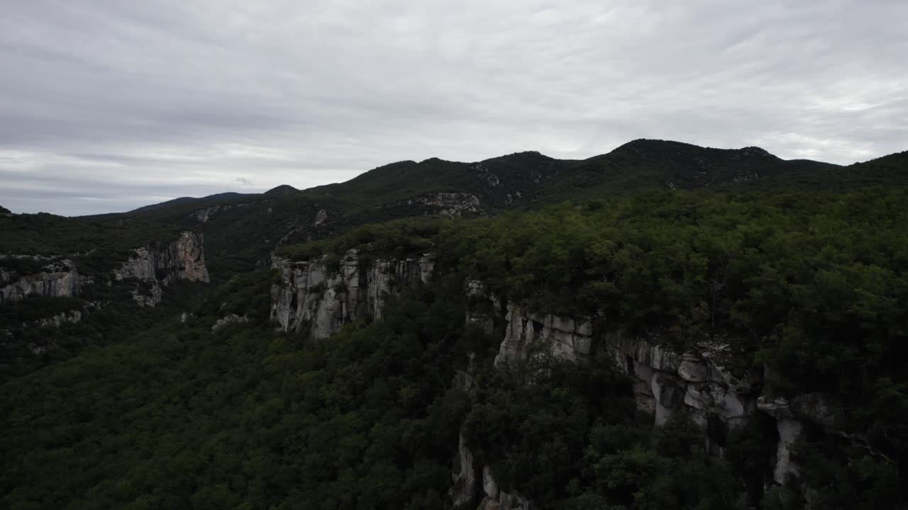 -SHOT: [ Crane ascending ]
-DESCRIPTION [Video with Drone over the valleys and mountains of Provence-Alpes-C&ocirc;te d'Azur in France near Buoux