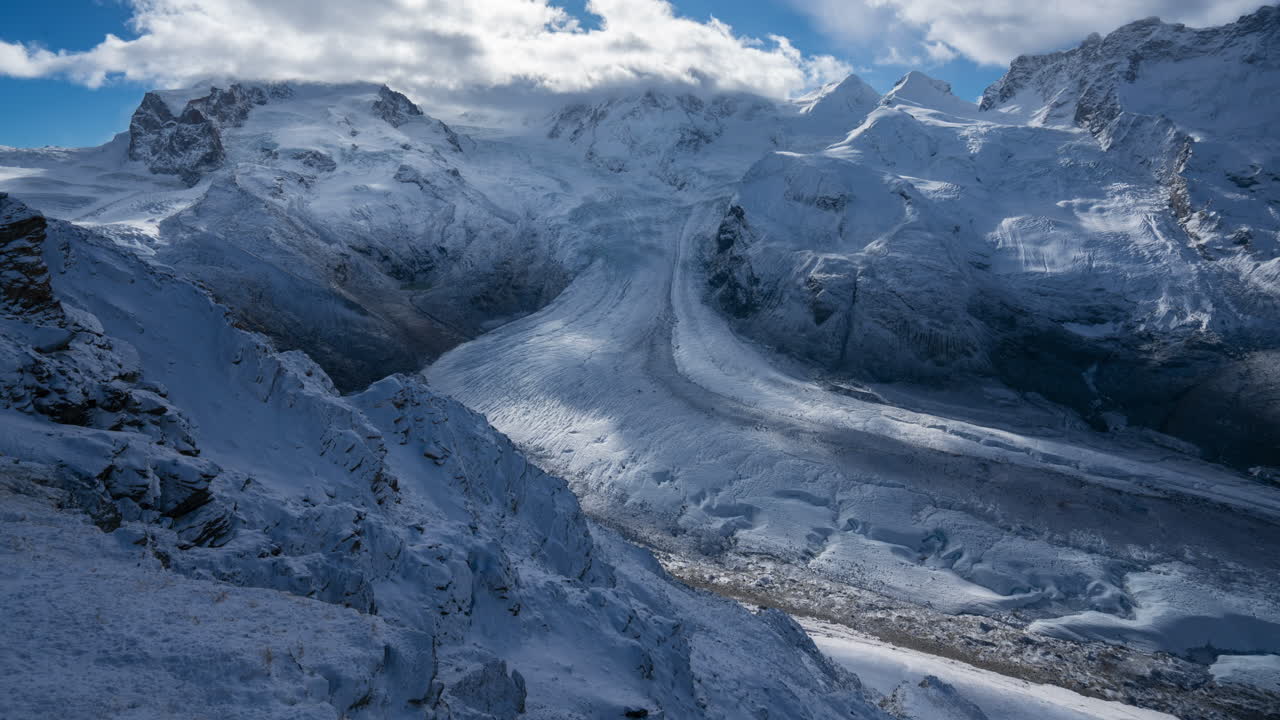 el glaciar paraíso zermatt matterhorn suiza el gornergrat los alpes suizos otoño invierno navidad blanca fresca primera nieve cielo azul temprano en la mañana nublado impresionante paisaje dramático