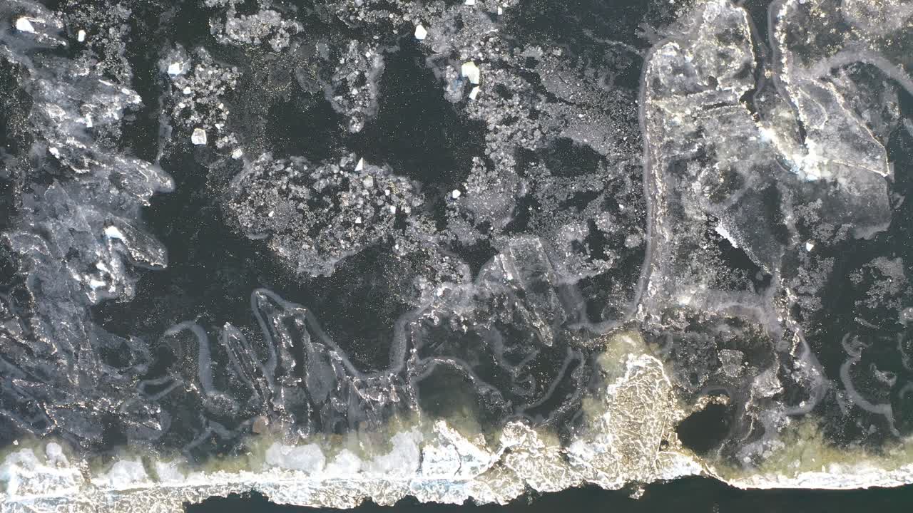 얼어붙은 강의 공중 사진