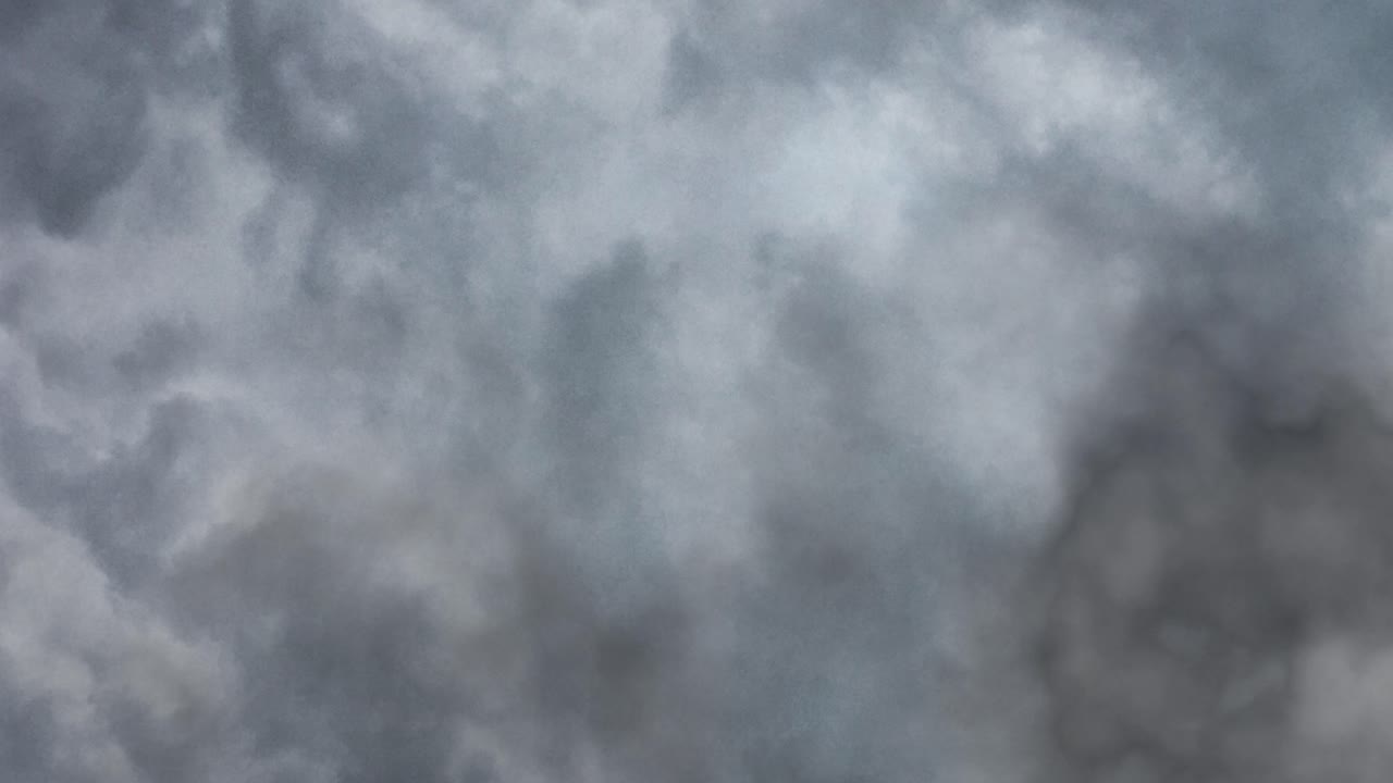 비가 오는 계절 에 어두운 구름 과 천둥 폭풍