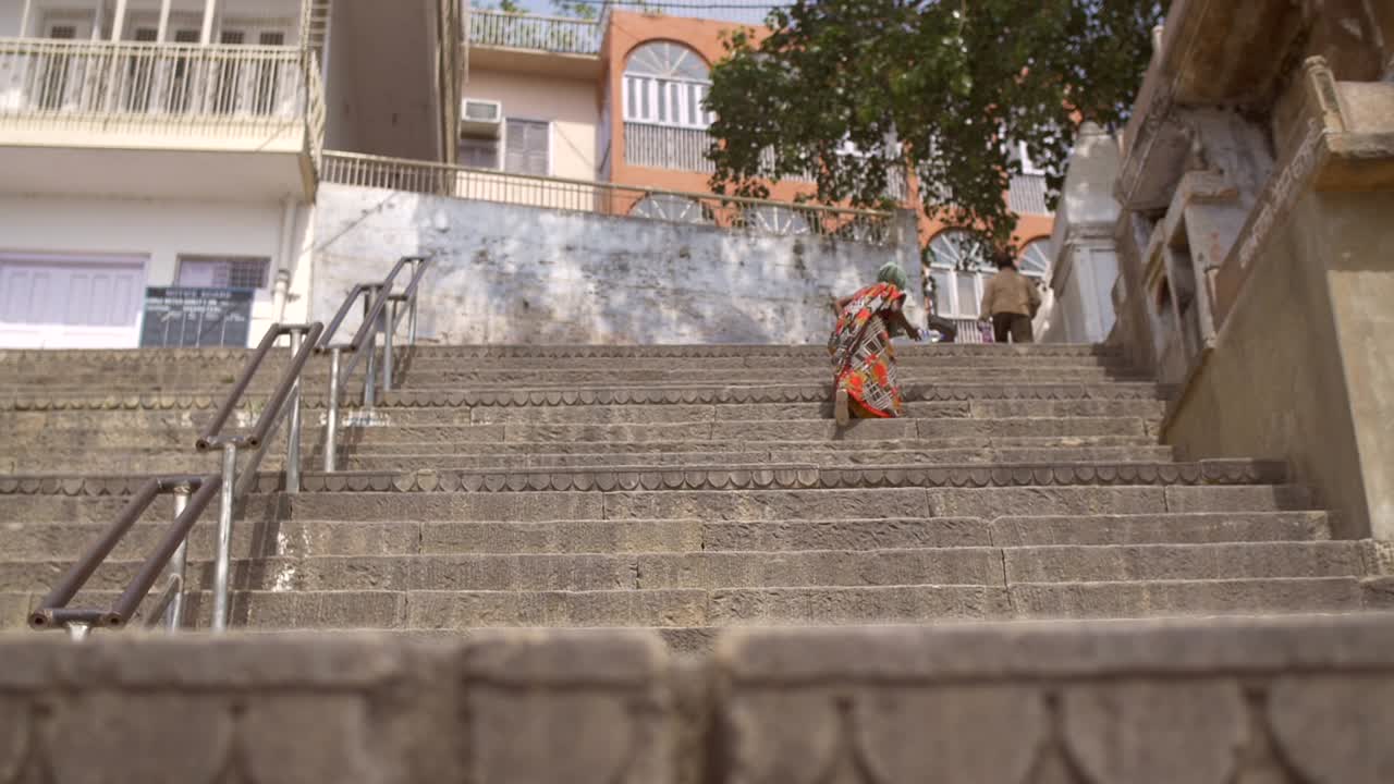 focus-pull de mujer escalando ganges ghats