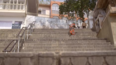 Fokusziehen-Der-Frau,-Die-Ganges-Ghats-Klettert