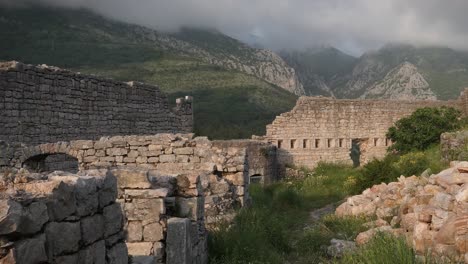 puesta de sol en la antigua fortaleza y ruinas con vista a la montaña