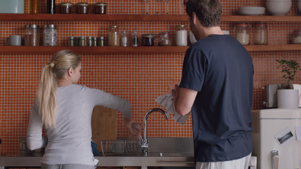 행복한 커플이 부 ⁇ 에서 놀고 접시를  ⁇ 고 춤을 추고 재미를 즐기고 집에서 함께 휴식하는 주말을 즐기고