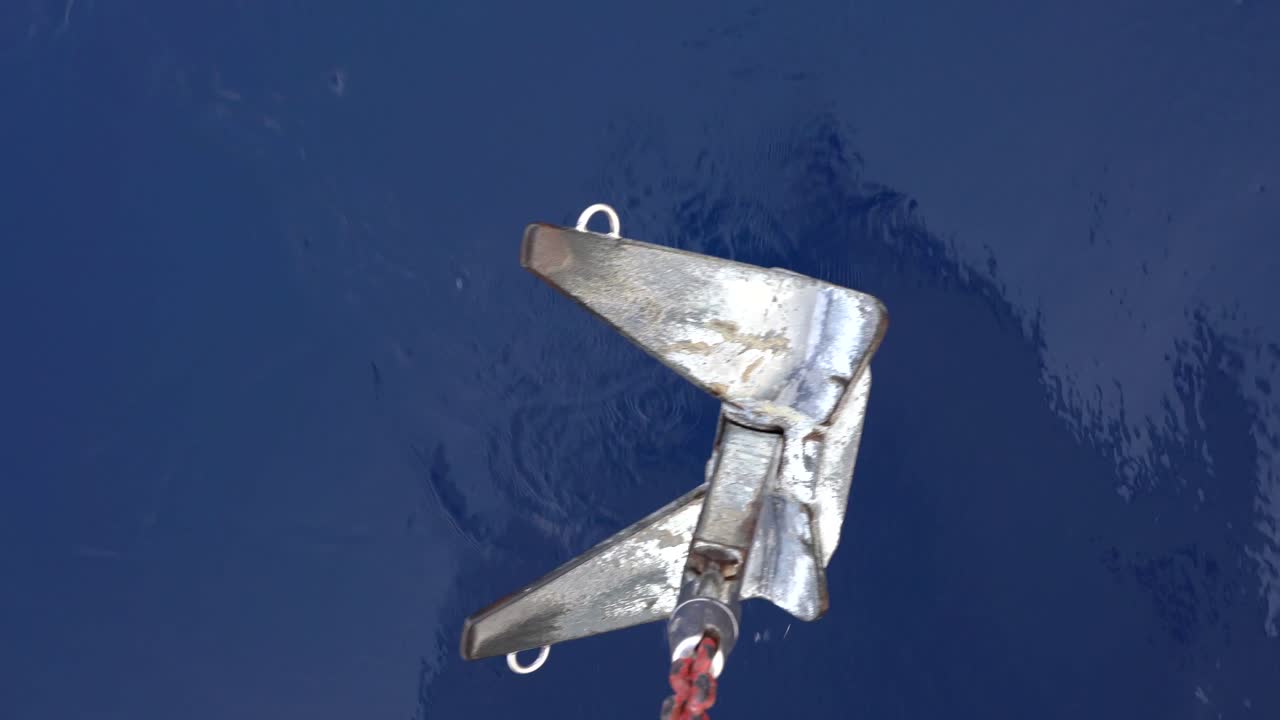 큰 닻이 바다 위에 흔들리며 떨어지기를 기다리고 있다