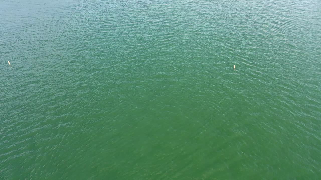 조지아의 레이니어 호수에 있는 새 다리 근처에서 보트 타기