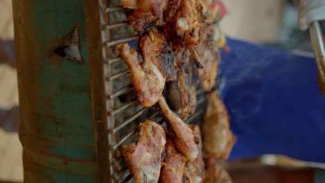 la carne de pollo en la parrilla de la barbacoa de carbón se está cocinando