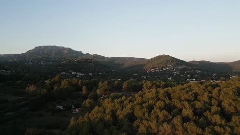 Wunderschönes-Viertel-In-Den-Hügeln-In-Der-Nähe-Von-Matadepera,-Barcelona-–-Drohnenaufnahme-Der-Einrichtung