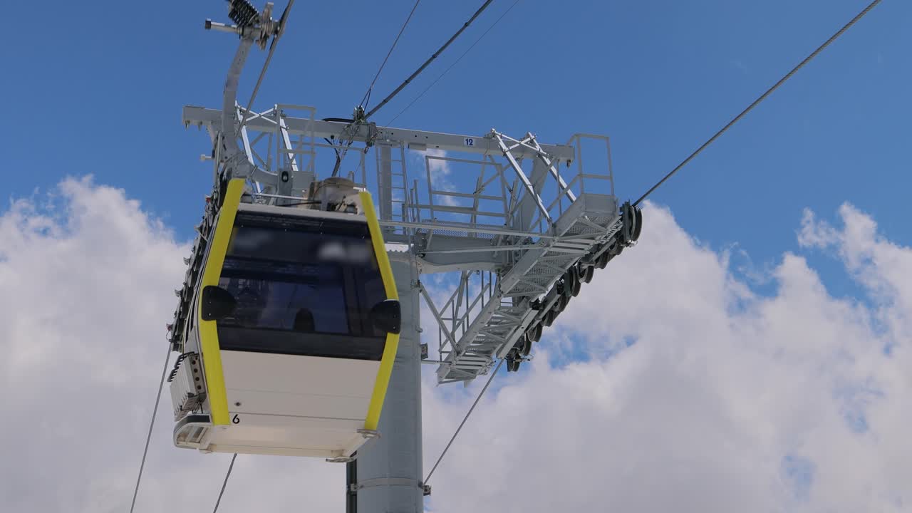 канатная дорога над лыжной долиной