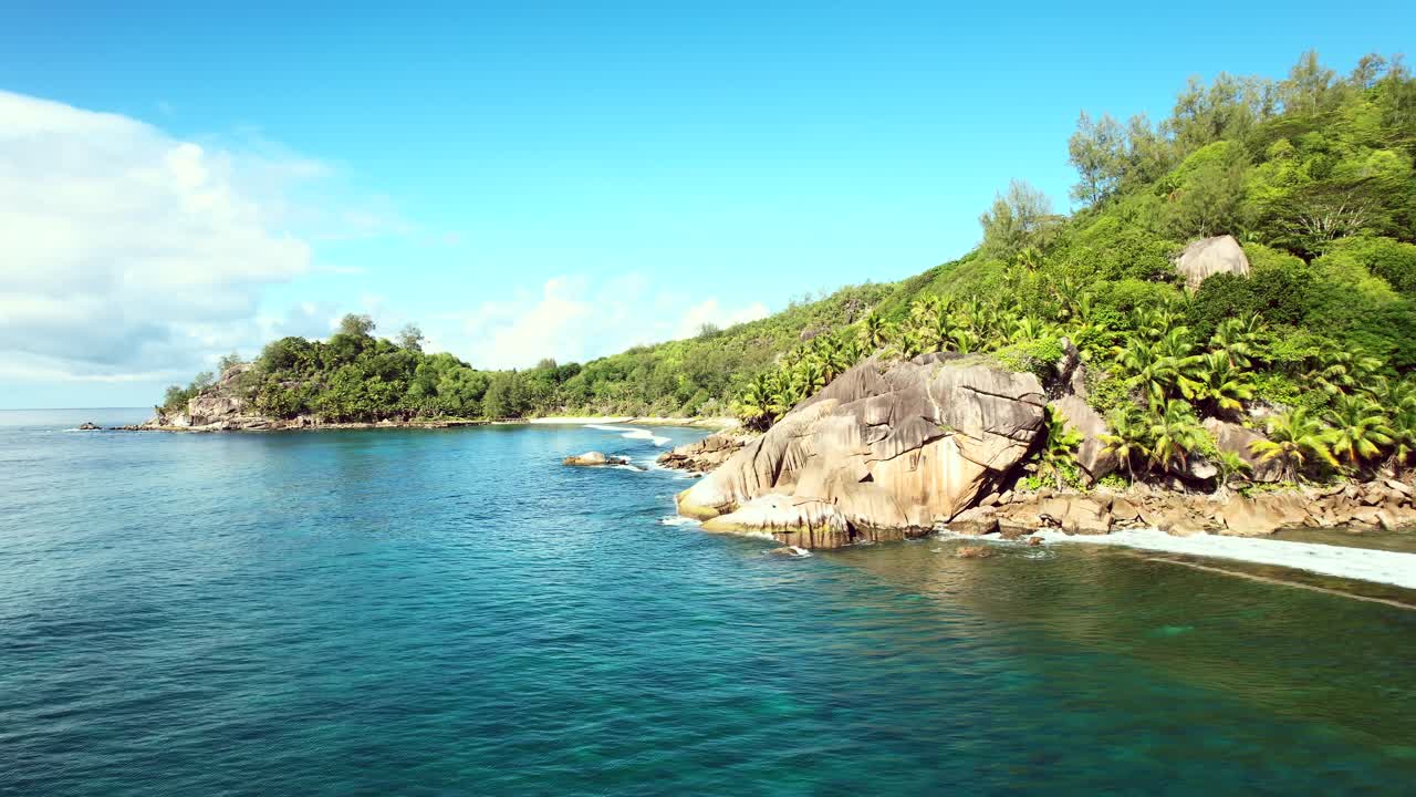 mahe seychelles pura naturaleza, avión no tripulado que vuela lentamente cerca de la costa, rocas de granito y vegetación