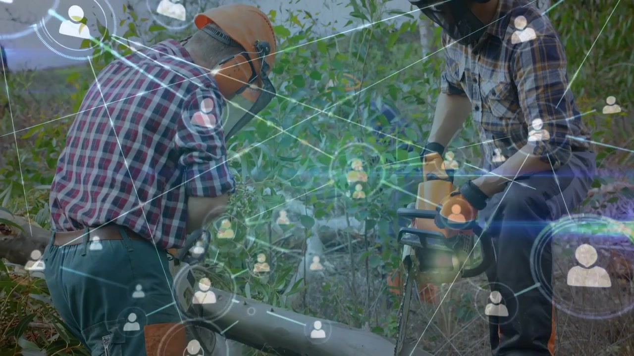 Motosega che si avvia, due lavoratori che tagliano un tronco, puntellando il tronco mentre un'animazione si espande per la pulizia