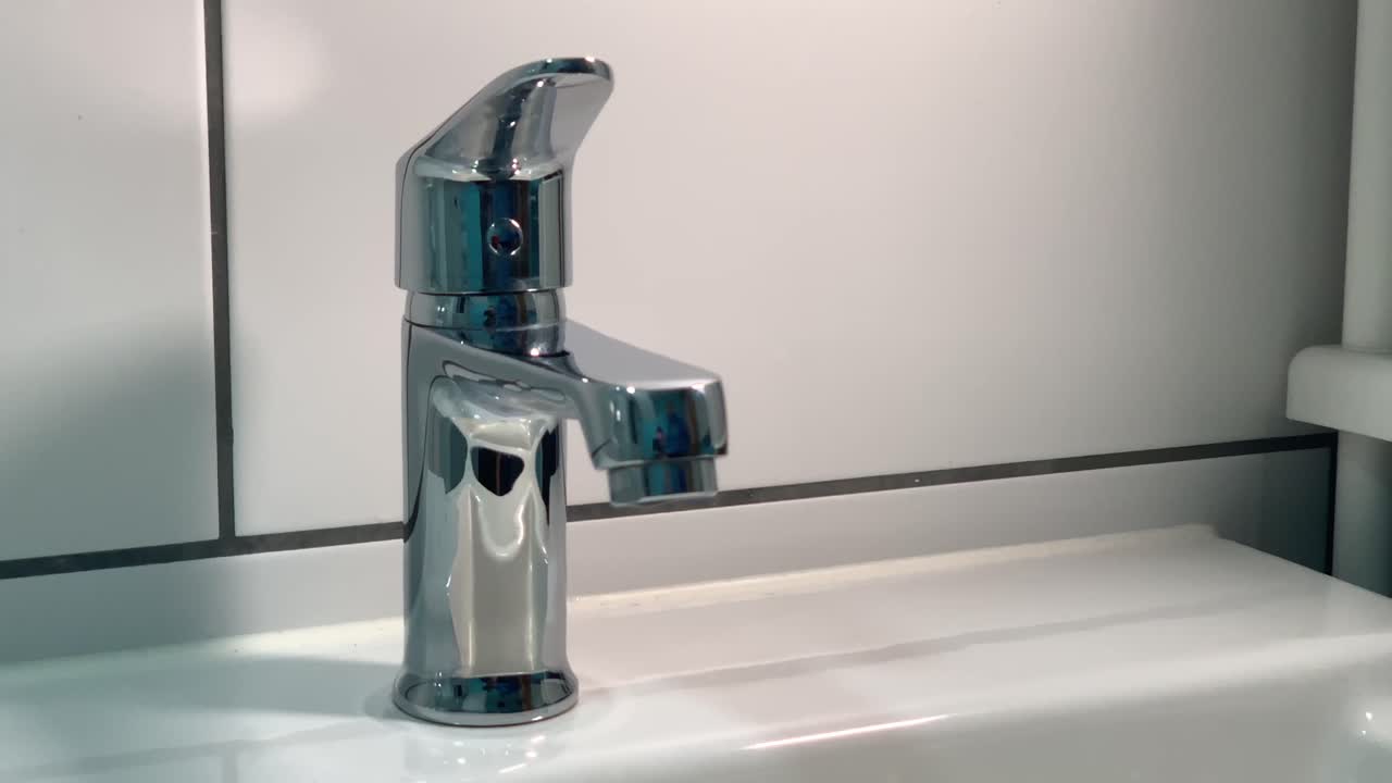 grifo con agua goteando closeup