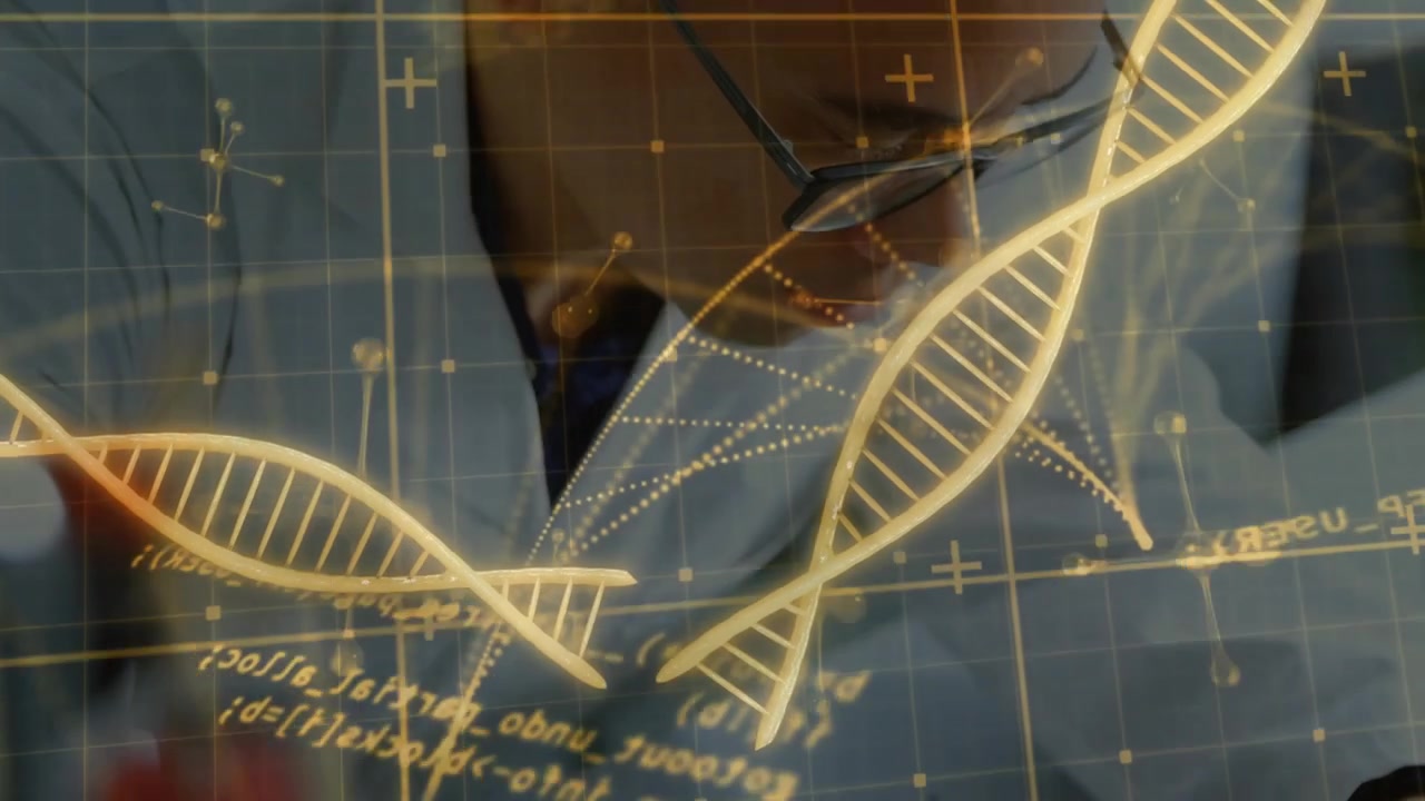 Scienziato di laboratorio che interagisce con un DNA olografico, selezionando un campione tramite pipettaggio e revisionando il codice per l'analisi.