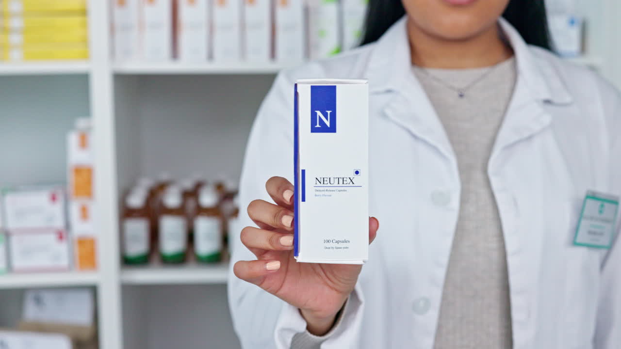 약국 의 의약품 상자 를 들고 있는 약사