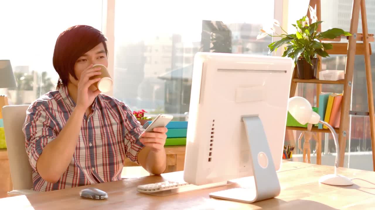 멋진  ⁇ 스터가 커피를 마시고 스마트폰을 사용하고 있습니다.