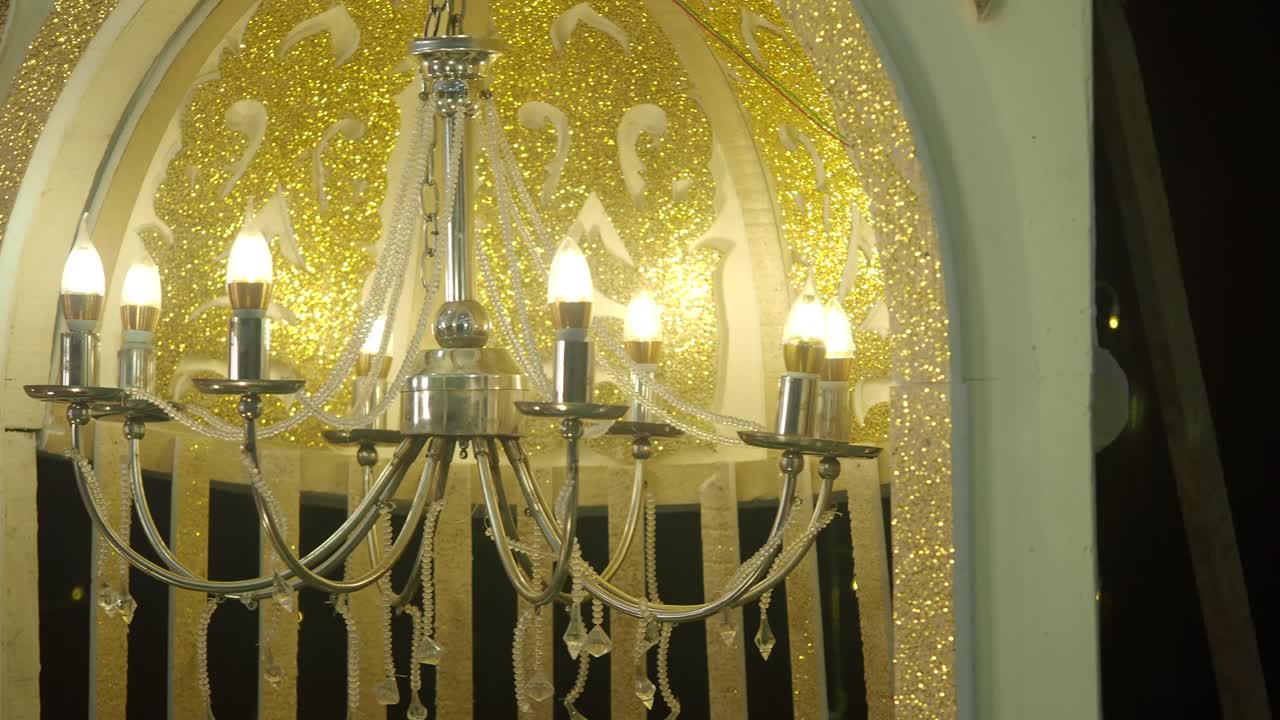 아치웨이 에 있는 금색 들리어