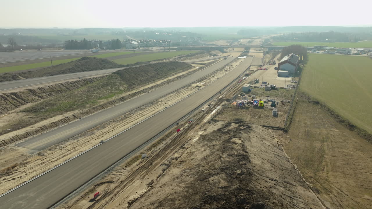 vista aérea de una carretera en construcción con zonas de trabajo y equipos