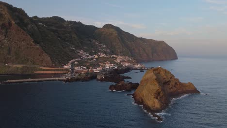 Pueblo-Remoto-Y-Puerto-Frente-A-La-Costa-De-Madeira,-Portugal.