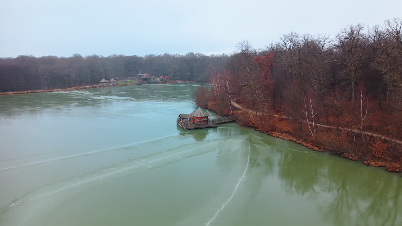 Luftfoto: frossen Verchat-dam, trehus og Cabanes des Grands Reflets om dagen i Joncherey, Frankrike, parallax drone shot