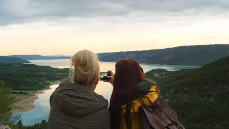 disfrutando de la vista desde la cima