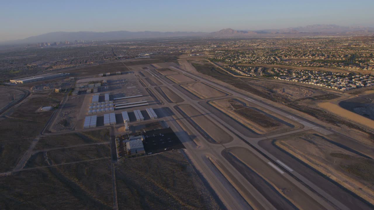 vista aérea de un pequeño aeropuerto cerca de las vegas nevada con expansión suburbana en la distancia