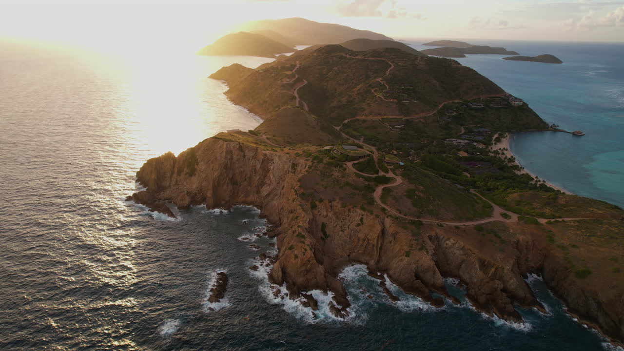 Vista aerea cinematografica della costa delle Isole Vergini Britanniche al tramonto, ripresa da drone