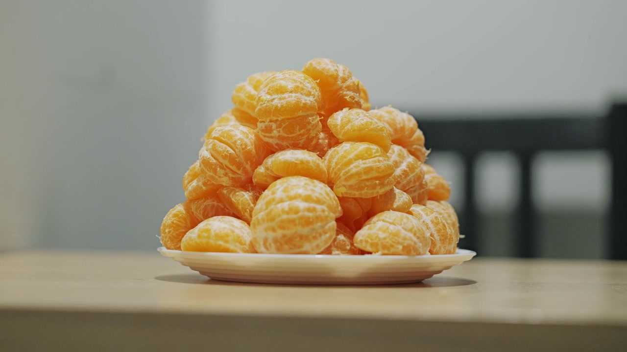 Mandarines juteuses et pelées empilées en pyramide, symbolisant le bien-être et la nutrition