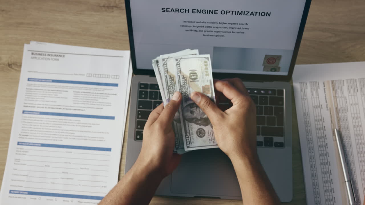 사람, 손과 서류로 돈을 세는