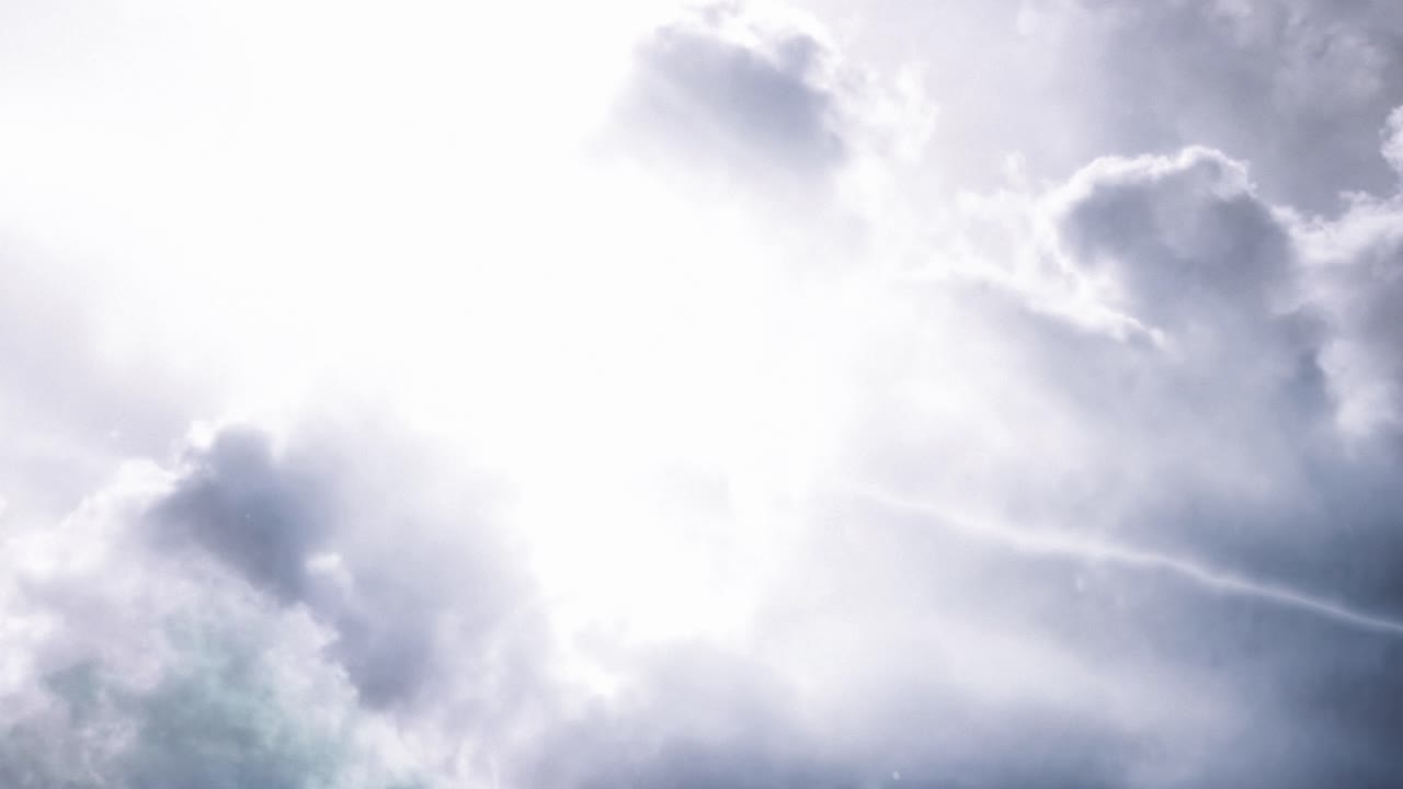 Tordenvejr om natten på himlen med mørke skyer.