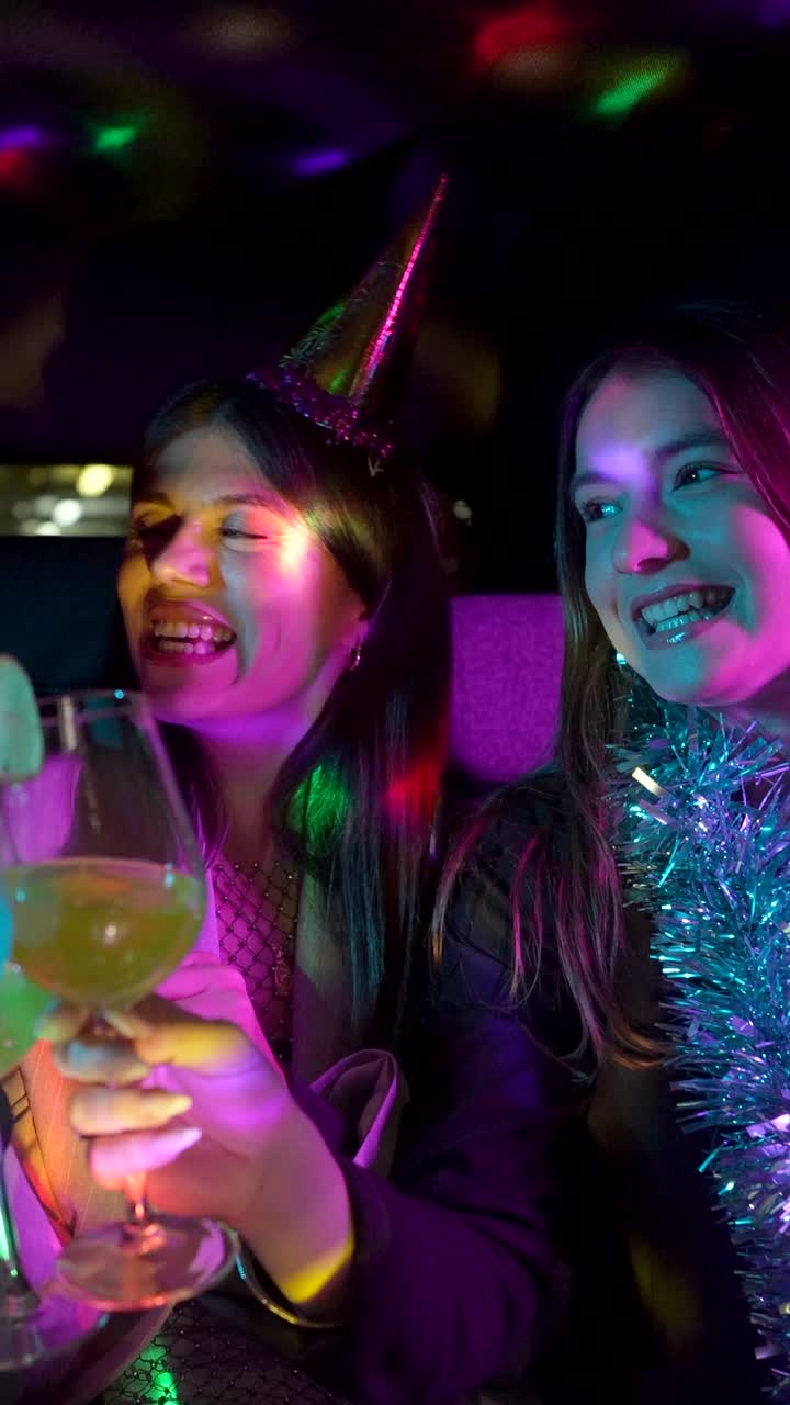 Festeggiare con gli amici in limousine