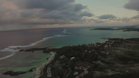 panorama aéreo de la isla de mauricio y el océano índico