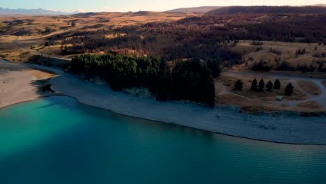 Revelación-Aérea-Del-Lago-Pukaki-De-La-Costa,-El-Bosque-Y-El-Hermoso-Paisaje,-Nueva-Zelanda