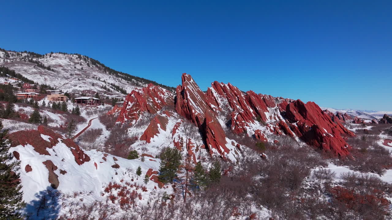 눈이 내린 뒤의 겨울 아침, 화려한 록스보로 주립공원, 콜로라도, 공중 드론 풍경, 날카로운, 한, 극적인, 은 바위 형상, 덴버 산기??, 앞선, 푸른 하늘, 아래로 내려가는 움직임.