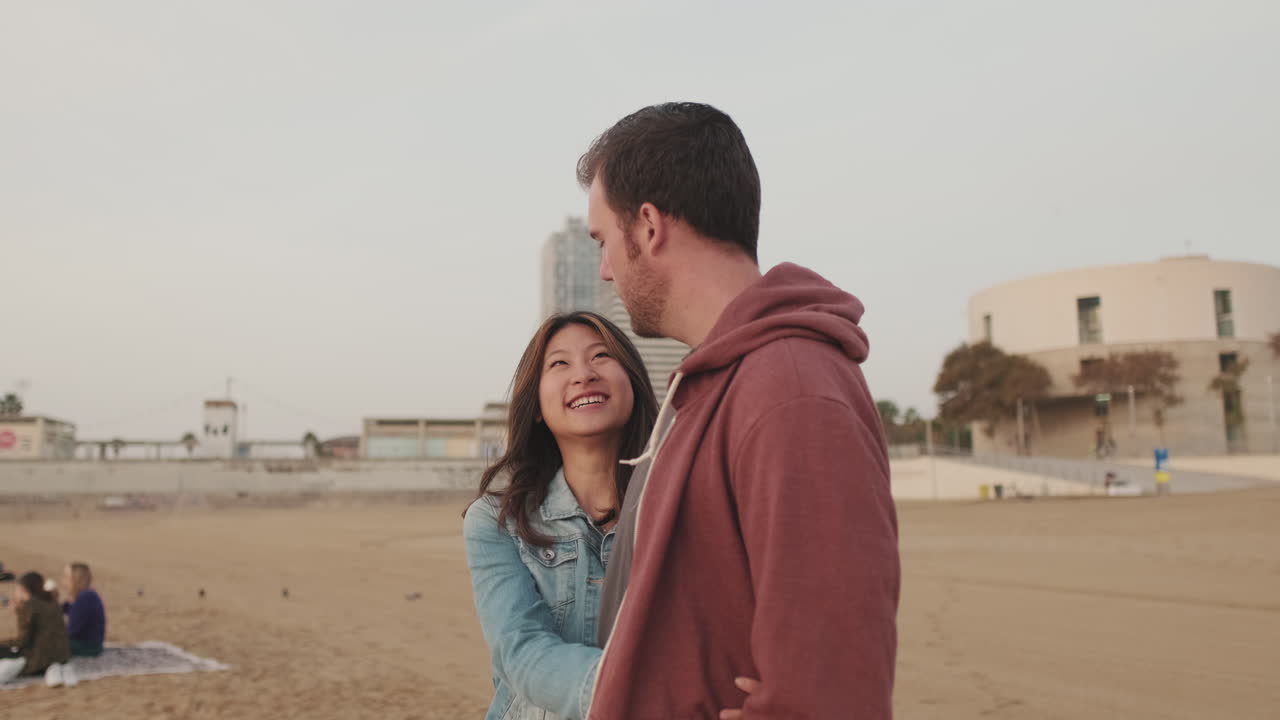 Sepasang kekasih menikmati momen romantis di pantai