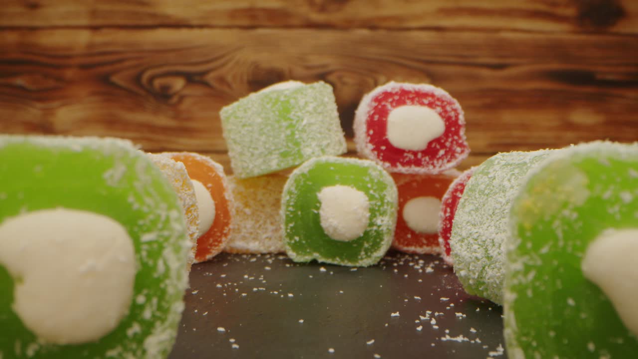 나무 바탕에 화려한 터키 맛있는 과자, 비디오를 확대
