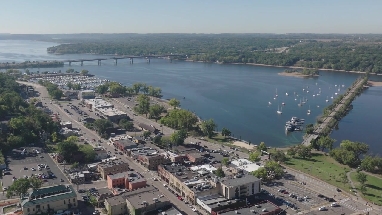 Panoramica aerea del centro di Hudson, Wisconsin, con barche da pesca sul fiume St. Croix negli USA.