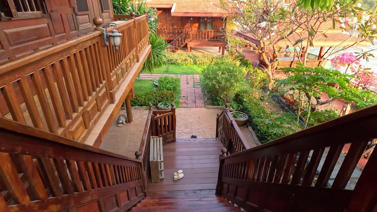 울창 한 정원 으로 이어지는 나무 계단