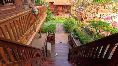 escaleras de madera que conducen a un jardín exuberante