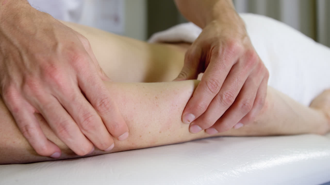 Fisioterapista che fa un massaggio alle mani a una donna