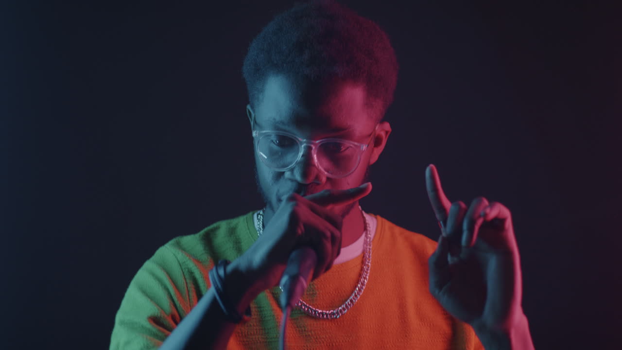 hombre actuando en el escenario con el micrófono