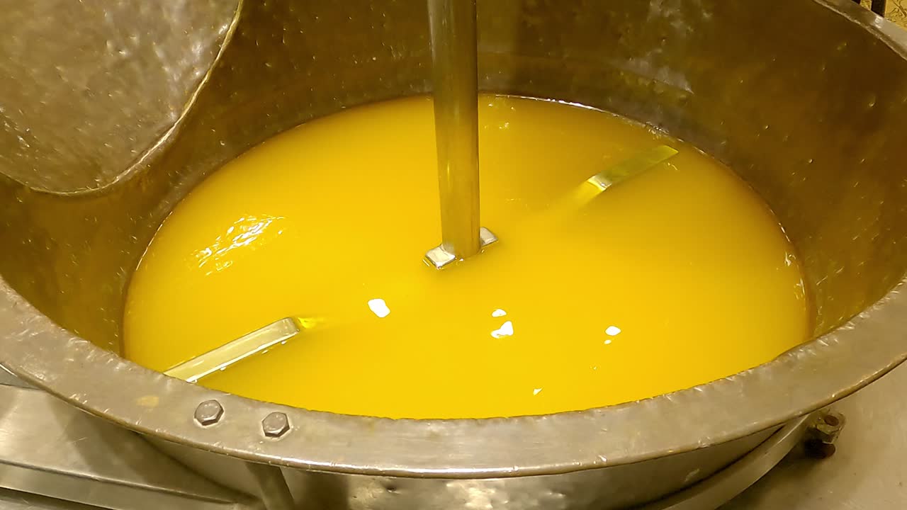 la preparación del jarabe amarillo para el baklava es la mezcla mecánica en un recipiente metálico.